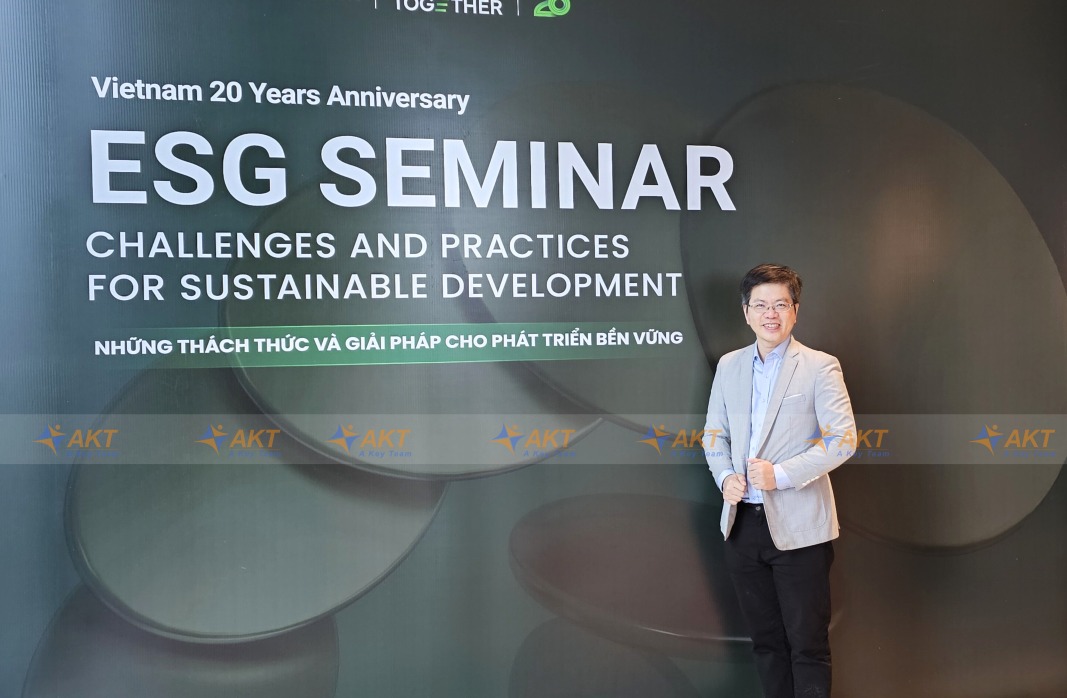 Hai cabin phiên dịch đặt cạnh nhau trong một hội trường lớn, nhìn qua lồng kính thấy hai phiên dịch viên đang tập trung cao độ