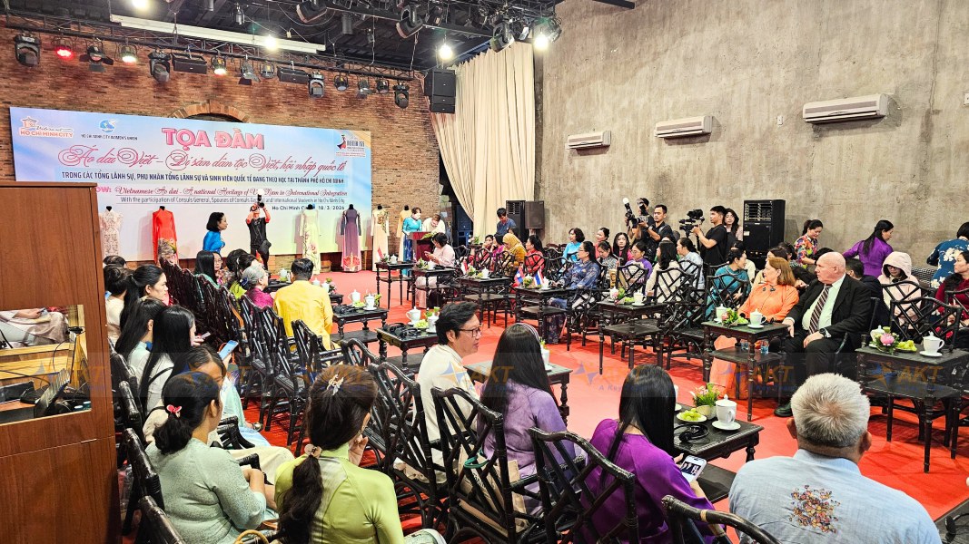 AKT translation team holds a seminar on Vietnamese Ao Dai
