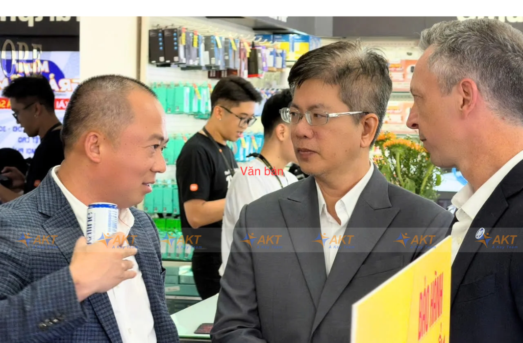 Interpreter at the flagship store, between the two leaders. Interpreter at the flagship store, between the two leaders.