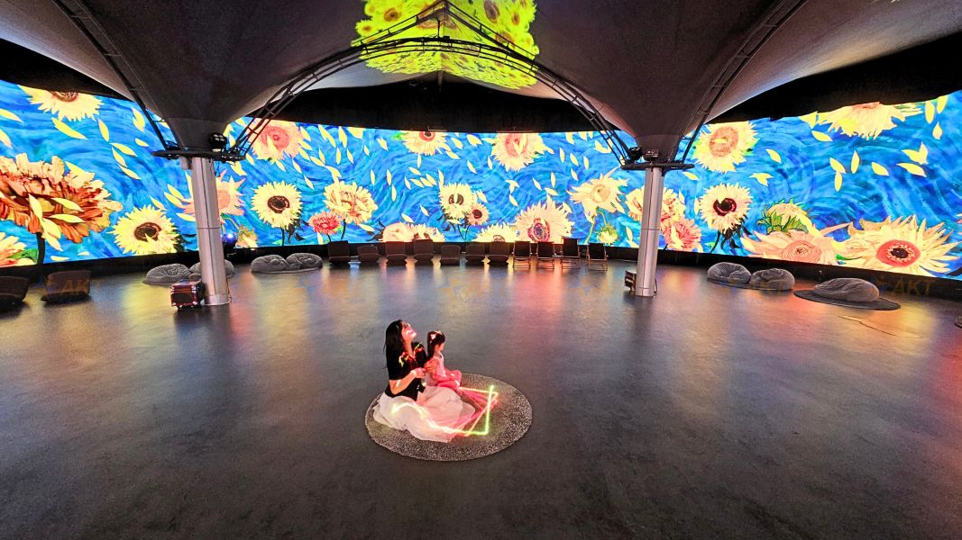 Khang Nguyễn AKT review triển lãm tranh Van Gogh Phòng triển lãm tranh Van Gogh