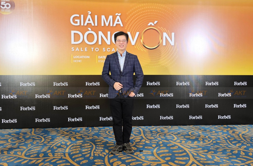 Khang Nguyen Interpreter at the Financial Conference