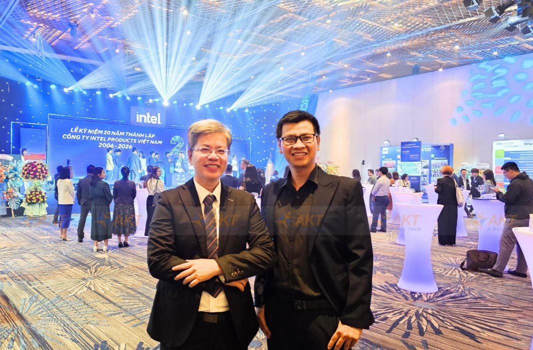 Khang Nguyễn phiên dịch cho Intel tại GEM Center