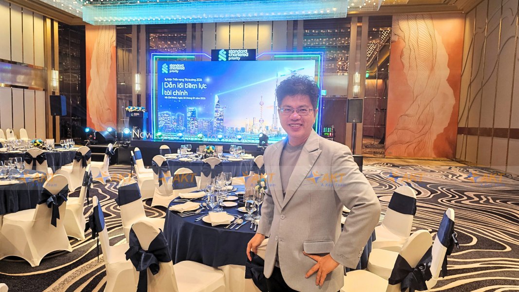 Khang Nguyen provided translation services at the Bank's VIP Party.