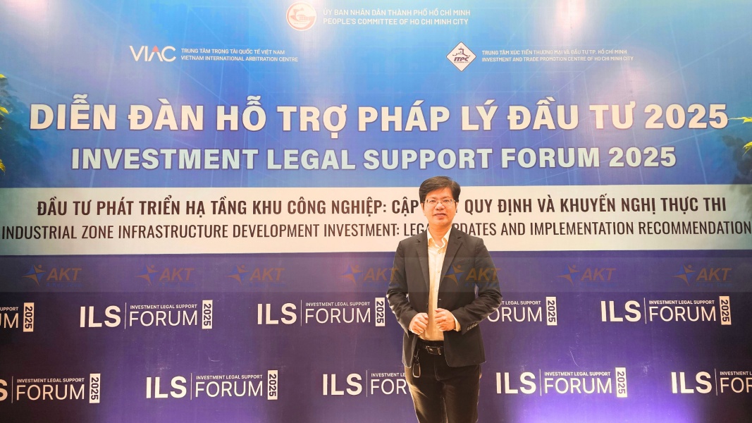 Phiên dịch viên Khang Nguyễn tại diễn đàn hỗ trợ pháp lý đầu tư Phiên dịch viên Khang Nguyễn tại diễn đàn hỗ trợ pháp lý đầu tư