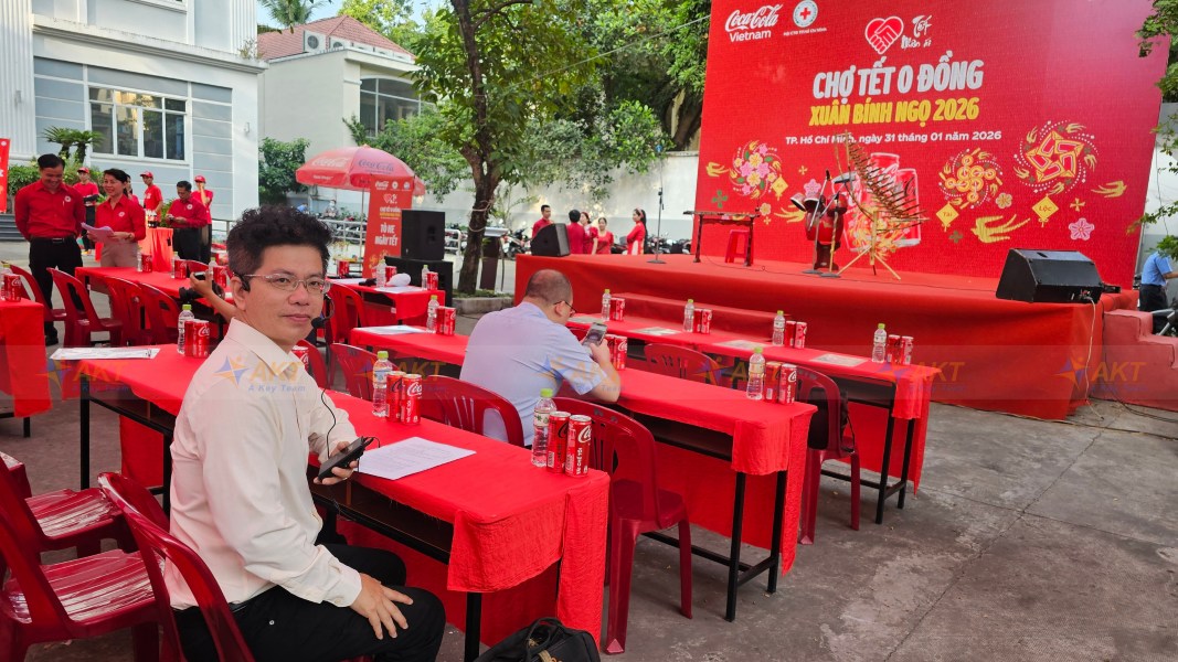 Phiên dịch viên Khang Nguyễn dịch thiết bị di động tại Chợ Tết 0 Đồng