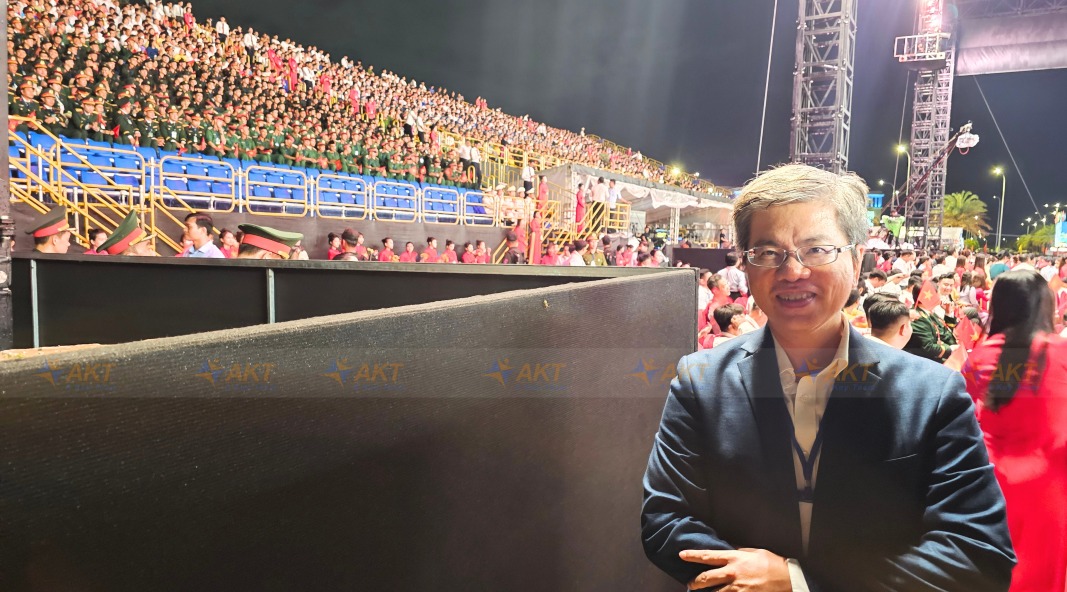 Phiên dịch Khang Nguyễn tại Lễ công bố thành lập Thành phố Đồng Nai Phiên dịch Khang Nguyễn tại Lễ công bố thành lập Thành phố Đồng Nai