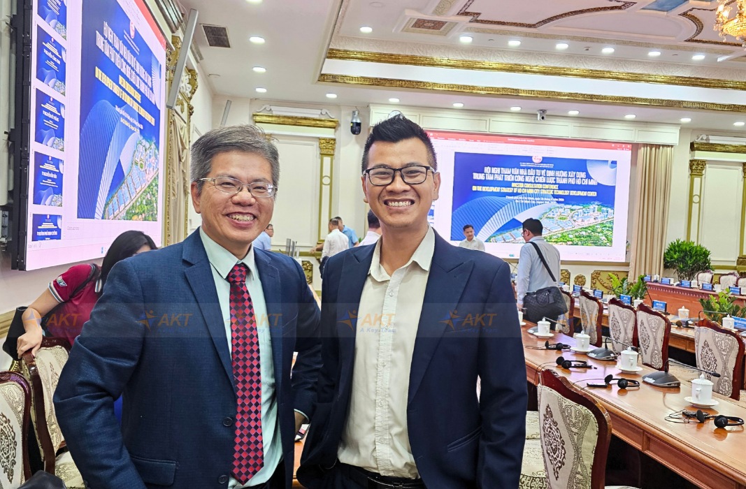 Phiên dịch tại trụ sở UBND TP HCM cho hội nghị tham vấn nhà đầu tư về trung tâm phát triển công nghệ chiến lược 
