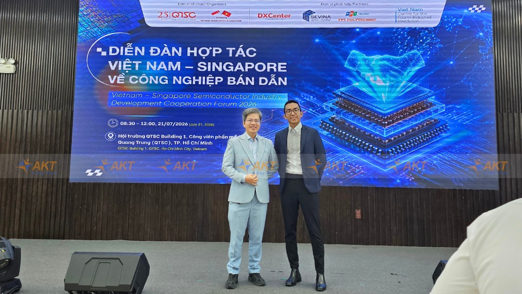 Phiên dịch viên AKT thực hiện phiên dịch tại diễn đàn chuyên ngành bán dẫn Việt Nam Singapore Phiên dịch viên AKT thực hiện phiên dịch tại diễn đàn chuyên ngành bán dẫn Việt Nam Singapore