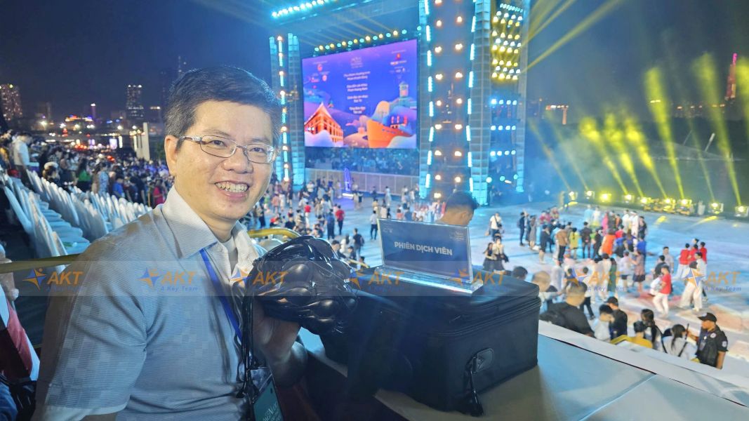 Phiên dịch viên cao cấp Khang Nguyễn sử dụng hệ thống dịch di động cho các chuyến thăm thực địa và họp nhóm di chuyển, hay lễ hội ngoài trời. Giải pháp linh hoạt, không cần lắp đặt cabin.