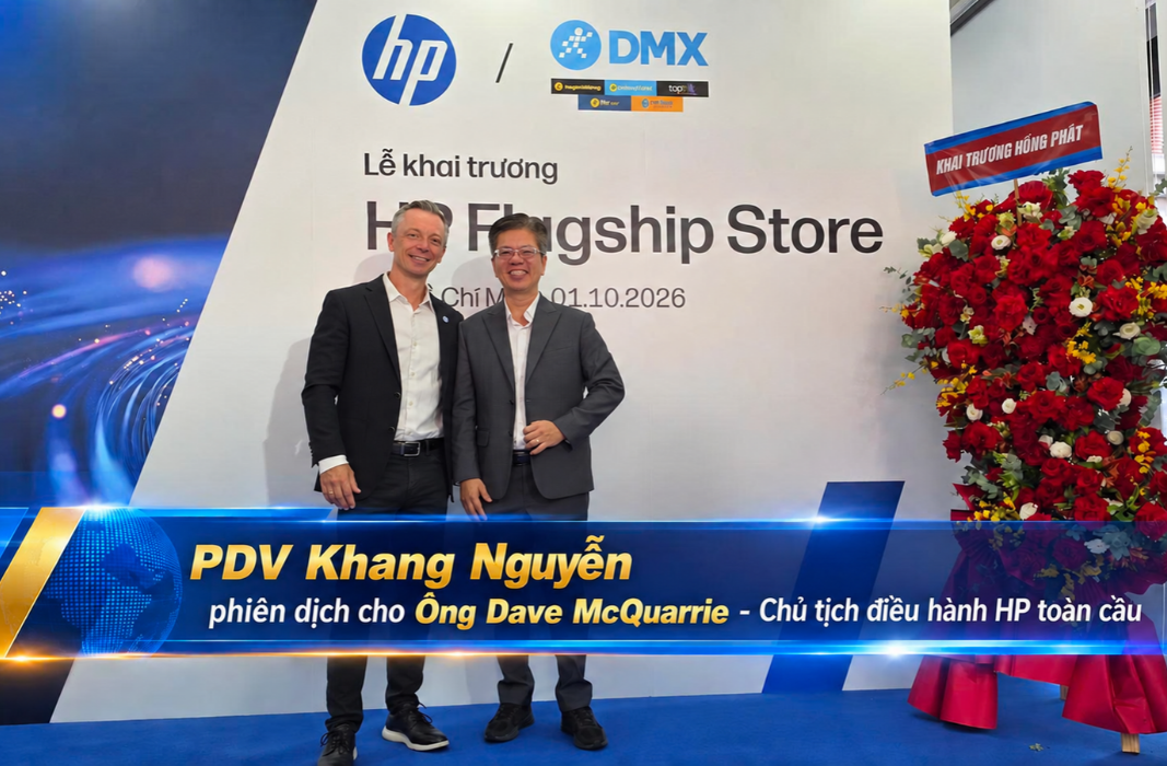 Phiên dịch viên Khang Nguyễn phiên dịch cho ông Dave McQuarrie - Chủ tịch điều hành HP toàn cầu